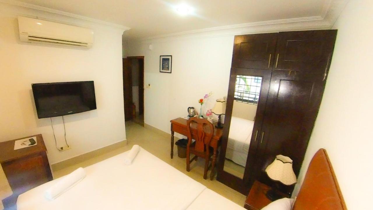Riverside Hotel Phnom-Penh Buitenkant foto