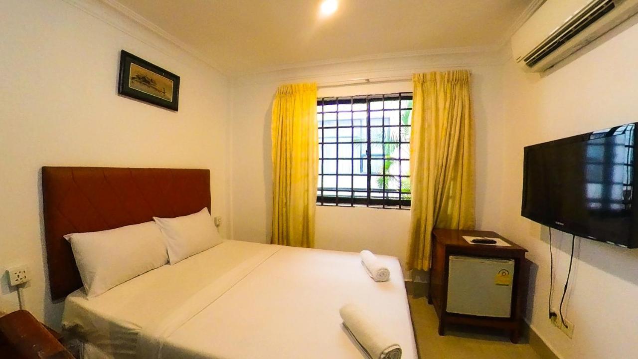 Riverside Hotel Phnom-Penh Buitenkant foto